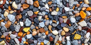 五彩斑斓的海边碎石