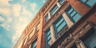 复古风格建筑的天空视角