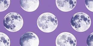 紫色背景上的满月图案