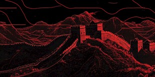 红色光影下的壮丽长城