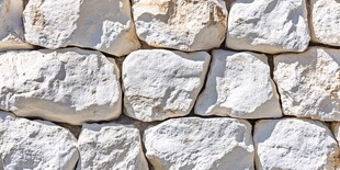 白色石块堆砌的石墙纹理