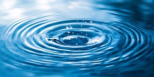 水滴入水泛起美丽涟漪