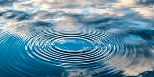 水面涟漪与天空倒影之美