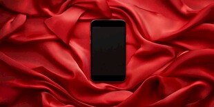红绸上的黑色智能手机