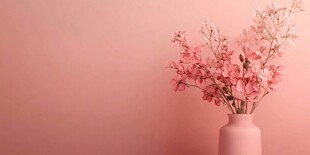 粉色花瓶中的柔美花卉