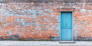 复古砖墙中的蓝绿色木门