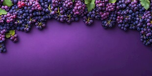 紫底上的新鲜葡萄串