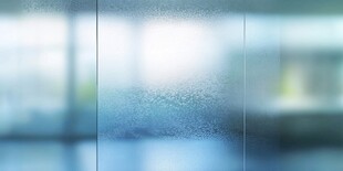 朦胧玻璃后的室内景象