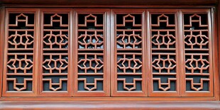 中式雕花木质窗棂