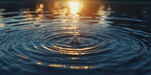 夕阳下水滴落入水面美景