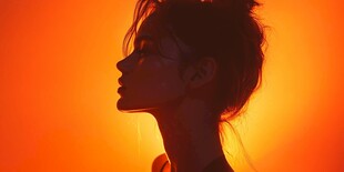 逆光下的女性优雅侧影