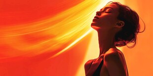 逆光下的优雅女性身姿