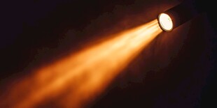 暖光手电筒射出明亮光束