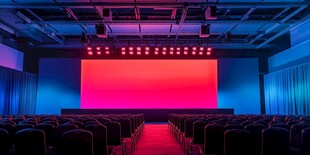 梦幻灯光下的空旷演出场地