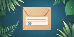 绿叶环绕的复古信封