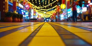 繁华夜市的璀璨街道