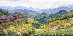 山间梯田旁的古朴村落