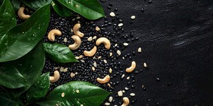 绿叶衬腰果 散落黑白籽