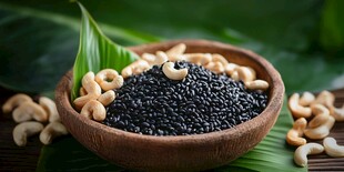 木碗中的黑芝麻与腰果