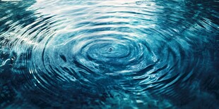 水波荡漾的静谧水面