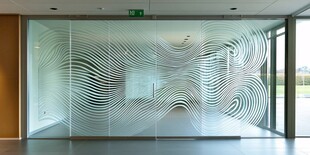 玻璃墙的艺术波纹设计