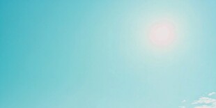 晴朗蓝天中的耀眼阳光