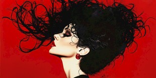 飞扬卷发的魅力女性