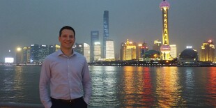 男子外滩畔与魔都夜景合影