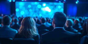 观众聚神聆听舞台演讲