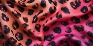 豹纹印花丝绸面料特写