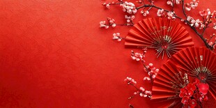 喜庆红背景下的折扇与花枝
