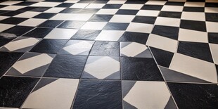 黑白格纹瓷砖地面特写