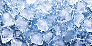 晶莹剔透的冰块特写