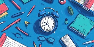 蓝色桌面的学习用品与闹钟