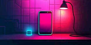 霓虹灯下的手机与小物件