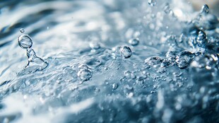 水滴飞溅的灵动瞬间