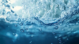 灵动水花与水底气泡景象