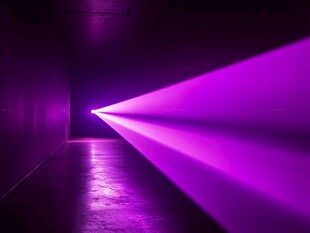 紫色激光束照亮黑暗通道