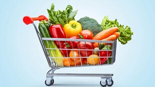 满载新鲜蔬菜的购物车