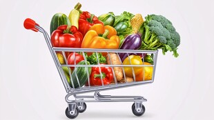 满载鲜蔬的购物车