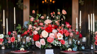 浪漫花卉装点的优雅餐桌