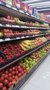 超市内色彩缤纷的新鲜水果区