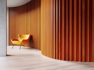 弧形木墙旁的黄色休闲椅