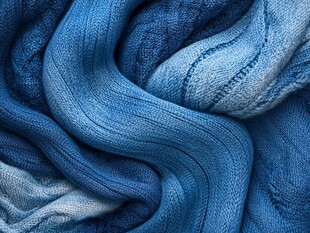 蓝色针织织物的纹理特写