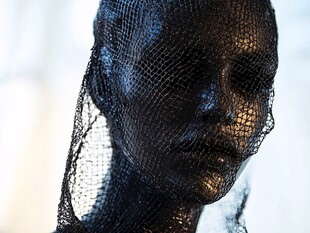 黑纱蒙面的神秘人像