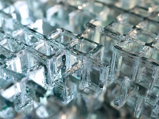 晶莹玻璃方块特写