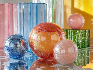 多彩玻璃球与柱状物的组合