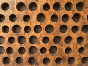 带孔锈迹金属板纹理特写