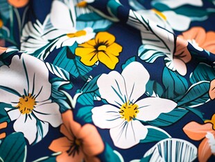 热带花卉图案布料特写