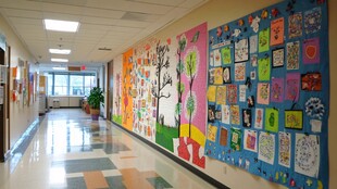 校园走廊多彩学生绘画展示